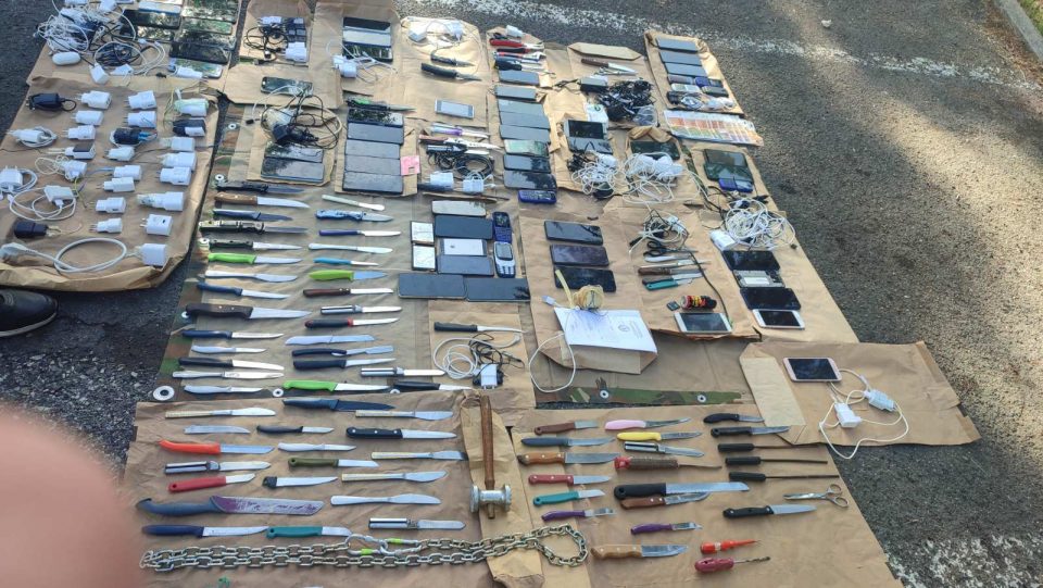 (ФОТО): Претрес во КПУ Идризово- пронајдени 82 ножа, 63 мобилни телефони, дрога