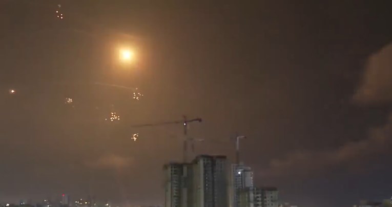 (ВИДЕО) Израелската Железна купола уништи десетици ракети на Хамас