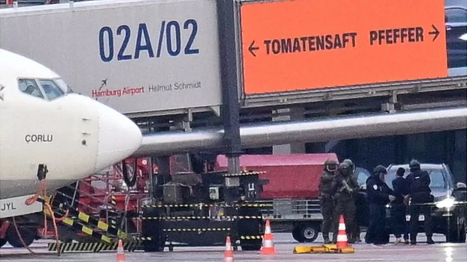 (ВИДЕО) „Излезе од автомобилот со ќерката и се предаде“: По 18 часа заврши драмата на аеродромот на Хамбург