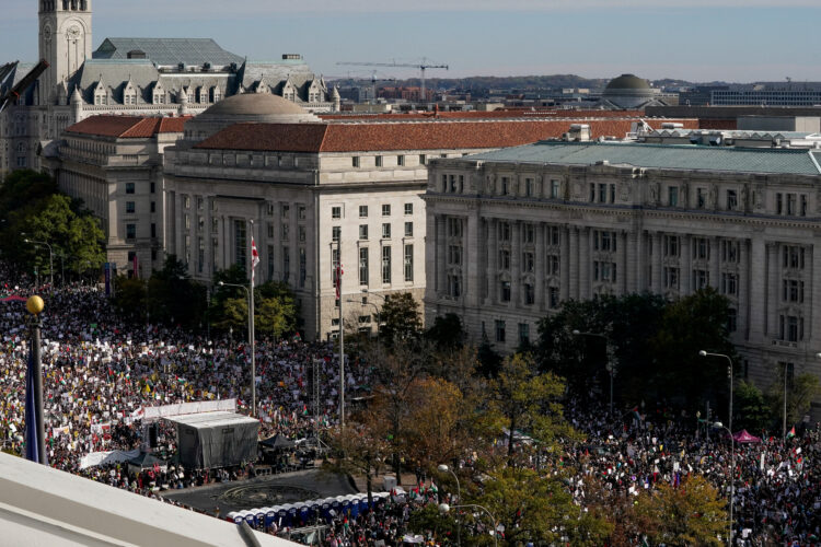 (ВИДЕО) „Бајден нема каде се сокриеш“: Десетици илјади излегоа на протест во Вашингтон