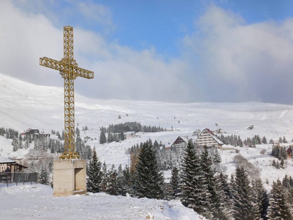 (ФОТО) Снежен пејзаж на Попова Шапка