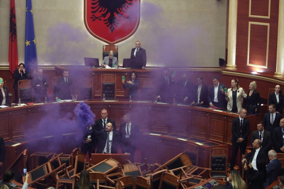 (ВИДЕО) Албанските опозиционери влегуваат преку прозорец во парламентот
