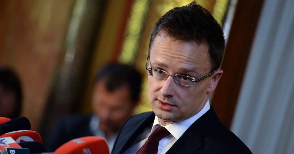 Сијарто: Унгарија нема да го промени ставот во однос на Украина