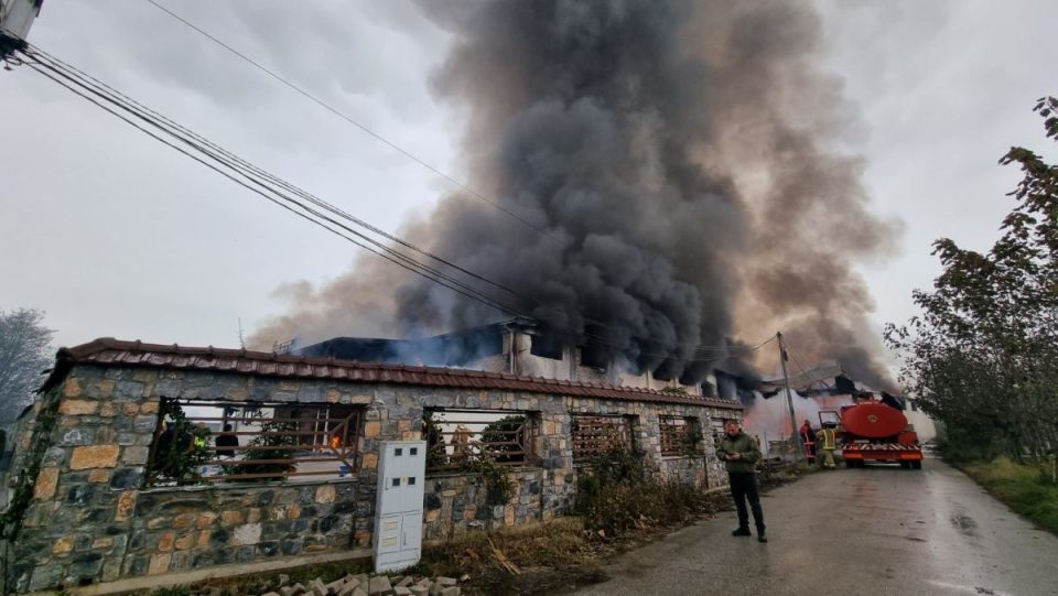100 тони хемикалии горат во пожар близ тетовското село Фалише: Од жителите се бара да останат во затворени простории поради огромна загаденост на воздухот