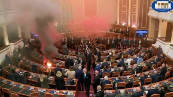 Хаос и на денешната пленарна седница на албанскиот Парламент
