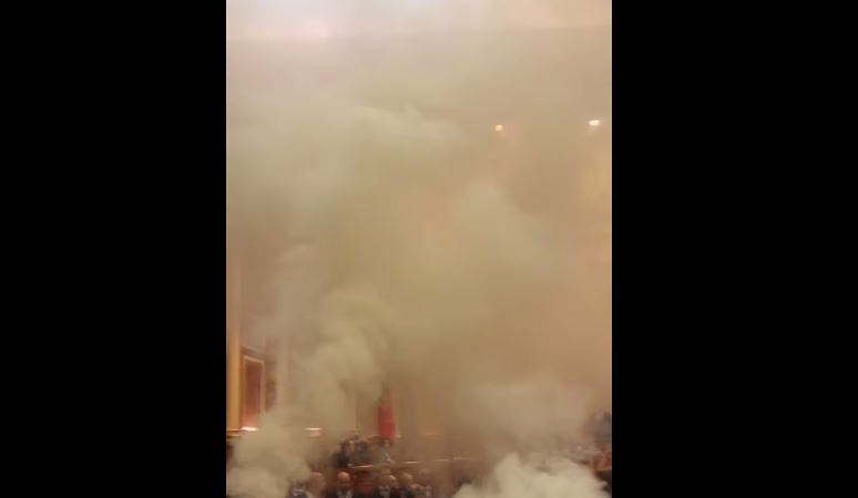 (ВИДЕО) Драма во албанското собрание, фрлени неколку бомби