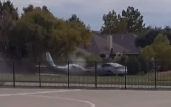 (ВИДЕО) Мал авион во Тексас излета од пистата и се удри во кола