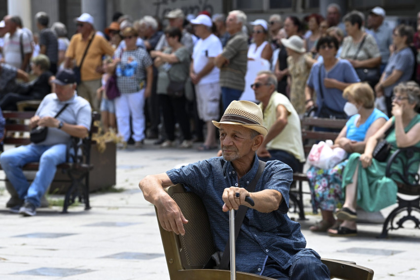 Пензионерите излегоа на протест за повисоки пензии