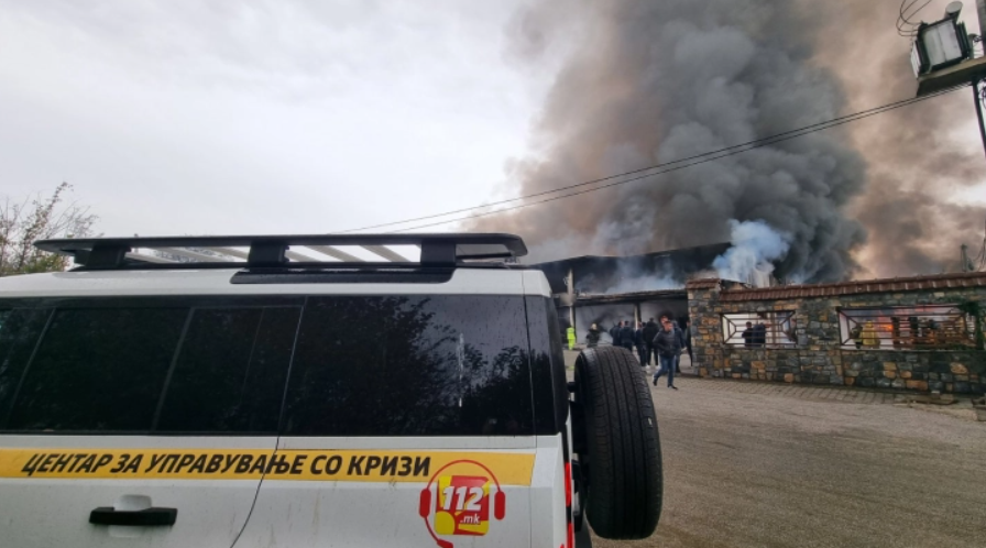 Се уште тлее огнот во фабриката во тетовско Фалише, граѓаните да останат дома и со затворени прозорци
