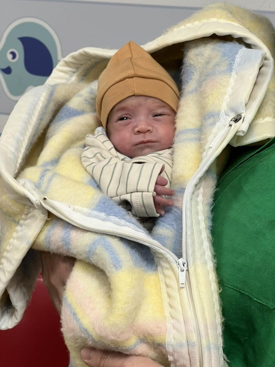 (ФОТО) Бебето Едон родено со 940 грама си замина дома по 77 дена поминати на ГАК