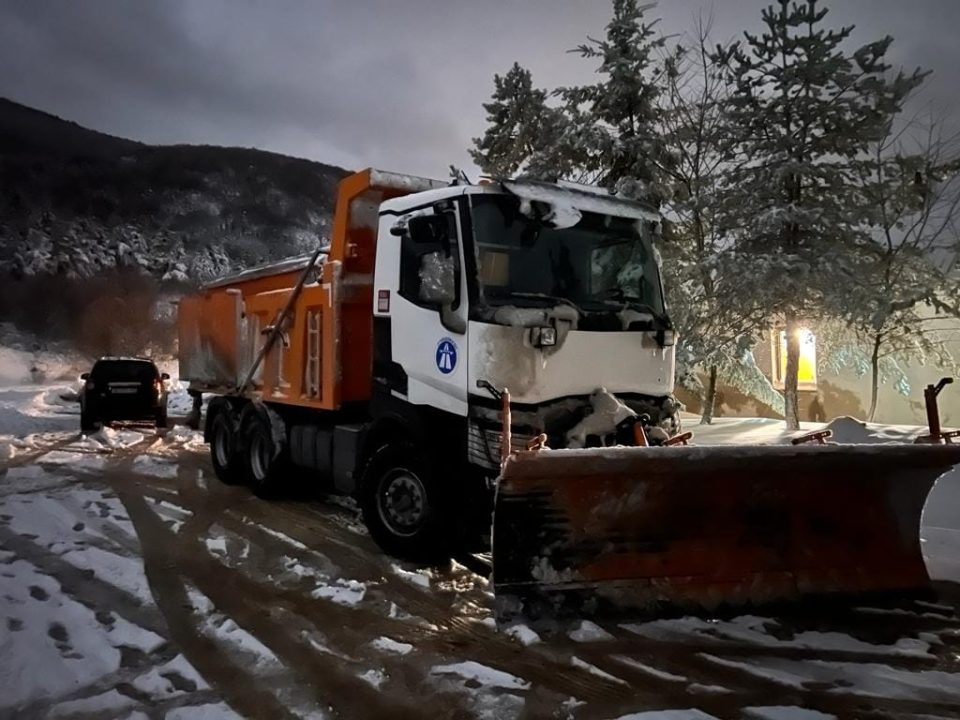 „Македонија пат“ се пофали со исчистени патишта, ВМРО ДПМНЕ бара оставка од директорот