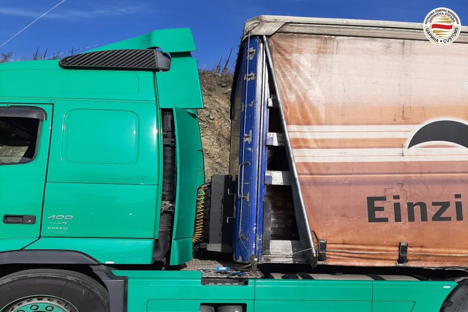(ФОТО) Се криеле во камион: Спречен нелегален влез на шест мигранти од Ирак