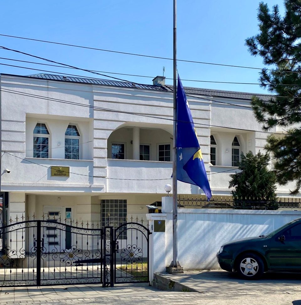 Маж се заканувал во косовската амбасада во Скопје