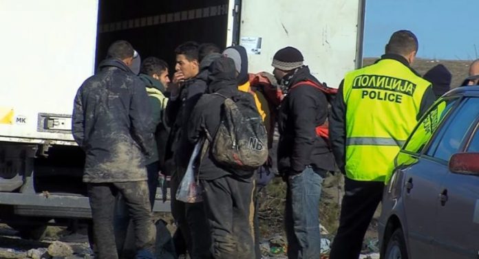 Србин фатен со 12 мигранти кај Табановце