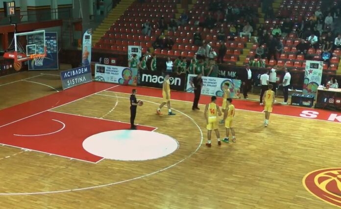 (ВИДЕО) Бугарските кошаркари до 14 години губеа во Скопје, па го напуштија теренот