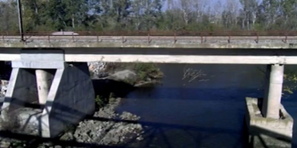 Ангажирани се нуркачи да утврдат во каква состојба се столбовите на мостот на Црна Река