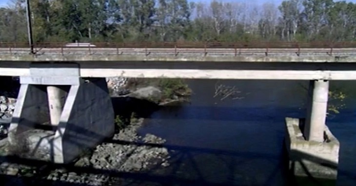 Столбот на мостот на Црна река преку кој сообраќа возот ќе се прави околу два месеци