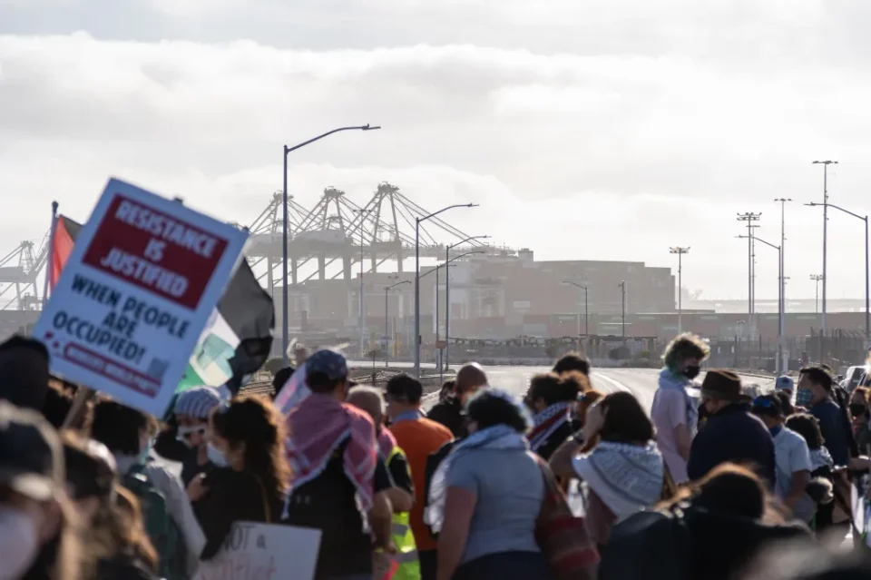 Демонстрантите во Калифорнија го блокираа американскиот воен брод во знак на солидарност со Газа: Движењето #BlocktheBoat добива замав