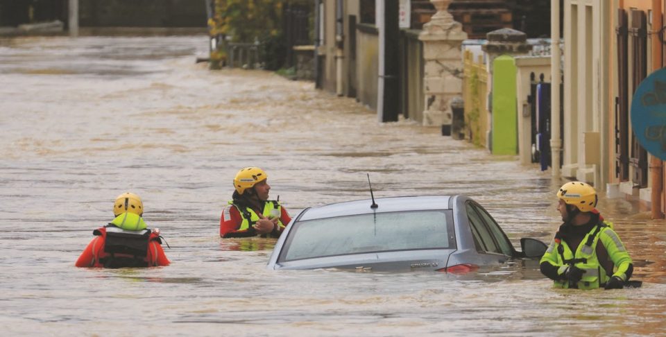 (ФОТО) Речиси 200.000 луѓе во северна Франција се загрозени од поплави