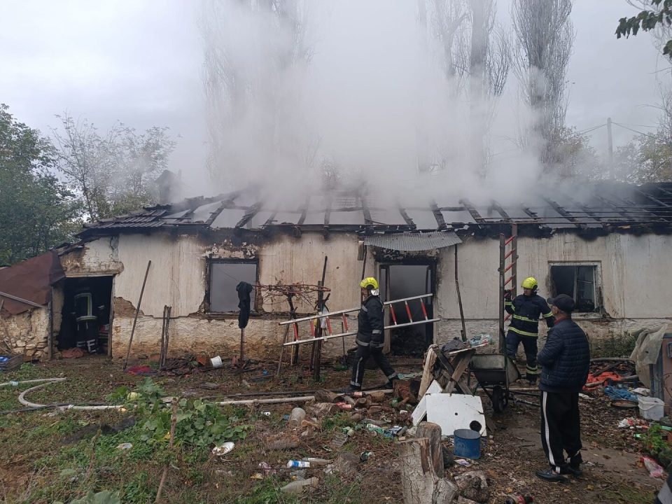 Еден починат и двајца повредени во пожар во Требеништа