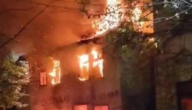 (ВИДЕО) Гори напуштена куќа во Куманово, пожарникарите се на терен