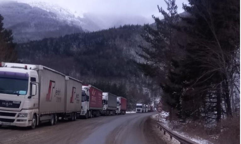 Укината забраната за камиони на патот Маврово – Дебар