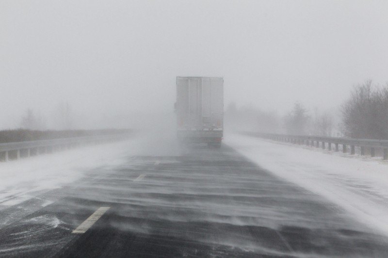 Камион се излизга од патот Гостивар – Маврово каде има силни врнежи од снег