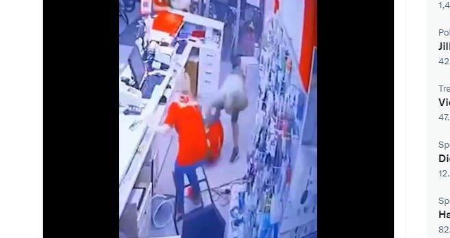 (ВИДЕО) Напаѓачи претепуваат вработен на Техномаркет среде Скопје