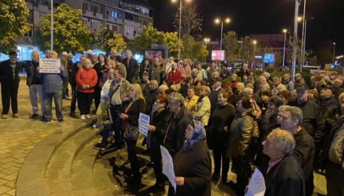 Тетовските пензионери продолжуваат да се борат за достоинство, повторно одржаа протест на градскиот плоштад