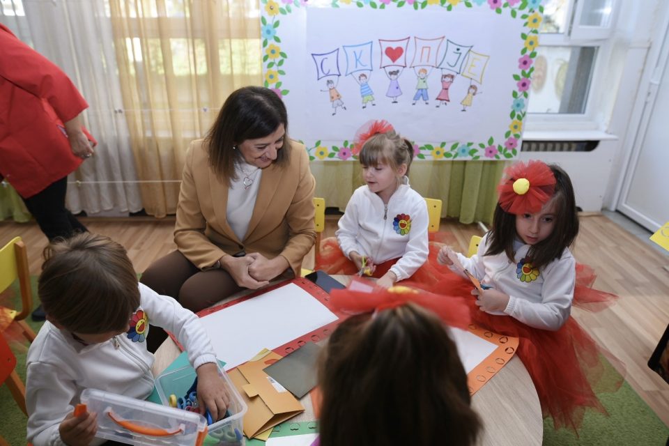 Министерката Тренчевска го одбележа 13 Ноември со најмладите во градинки во Скопје