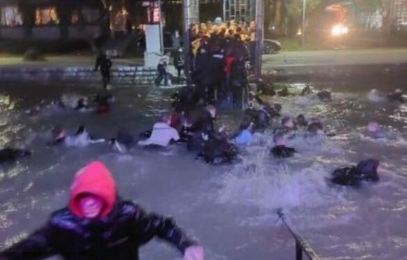(ВИДЕО) Потона сплав во Белград, луѓето во паника скокале во реката