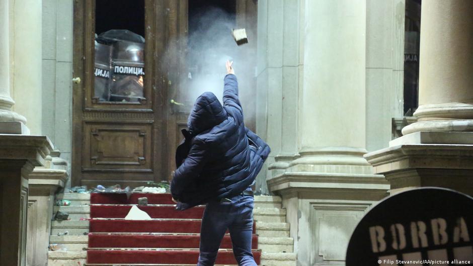(ВИДЕО) „Крадци, крадци“: Апсења и немири на осмиот ден протести во Белград