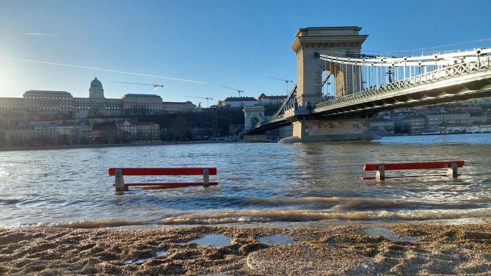 Поплави низ цела Европа, се излеа Дунав во Будимпешта