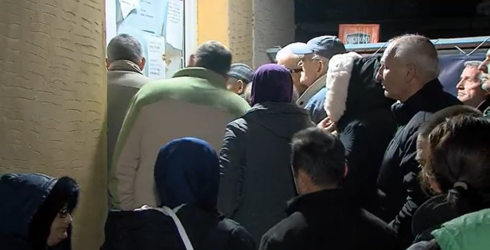 Спасовски безмилосно ги остава граѓаните во крајно нечовечки услови да чекаат да се сликаат за личен документ, обвинува ВМРО-ДПМНЕ