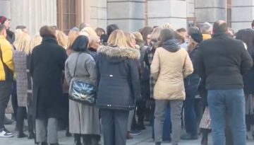 Protesti od vrabotenite vo ministerstvo za finansii pred Ustaven sud poradi privremenata odluka za zamrznuvanje na zgolemuvanjeto na platite