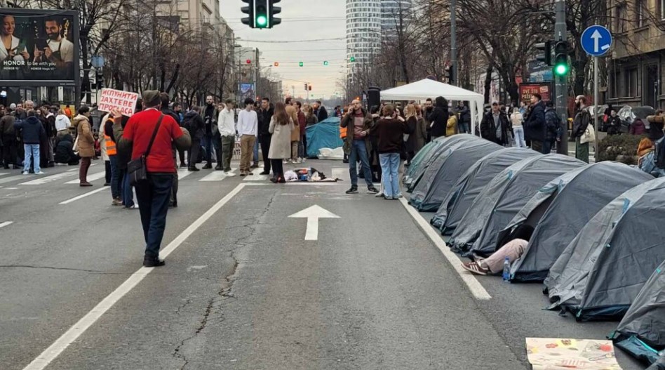 Српските студенти преноќија со шатори на главната улица во Белград