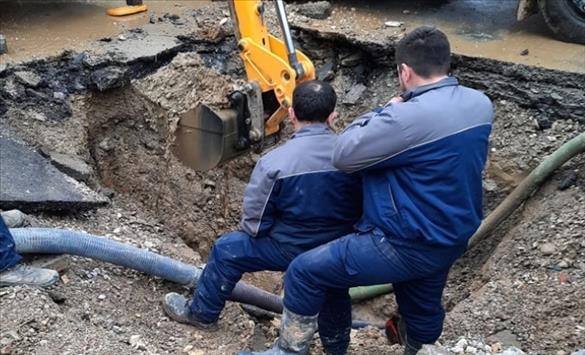 Непредвиден прекин на вода во срцето на Скопје: Пукната водоводна цевка го остави центарот без вода