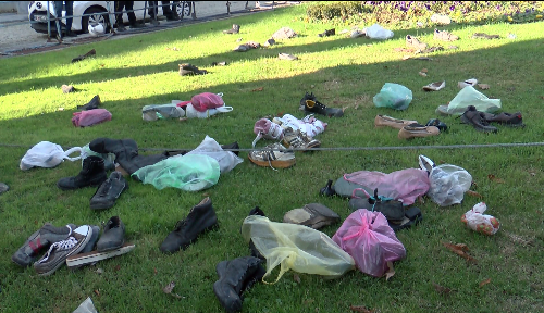 На протест пред Собранието, пензионерите ги оставија износените чевли