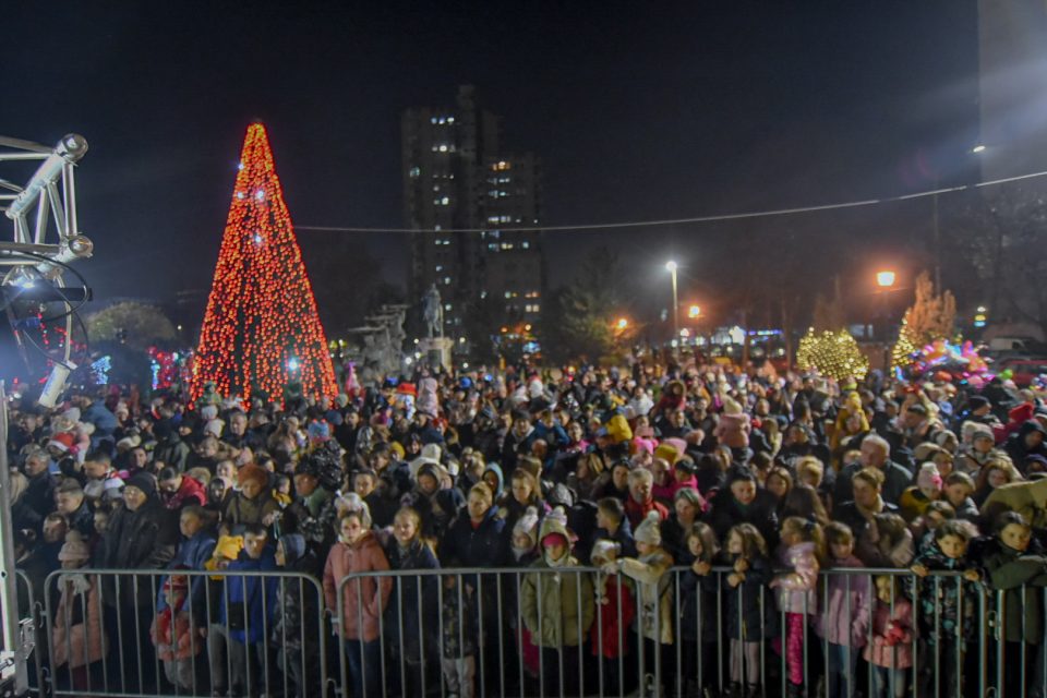 Стефковски подели 3500 новогодишни пакетчиња на плоштадот во Автокоманда