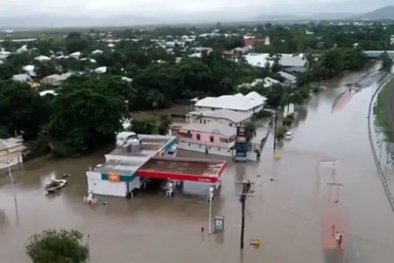 Поплави во Австралија, евакуиран градот Кернс