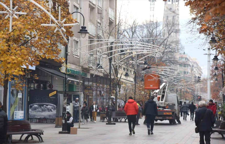Скопје потфрли со предновогодишното украсување