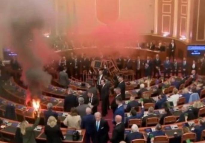 Со димни бомби и расфрлани столици изгласан Буџетот на Албанија