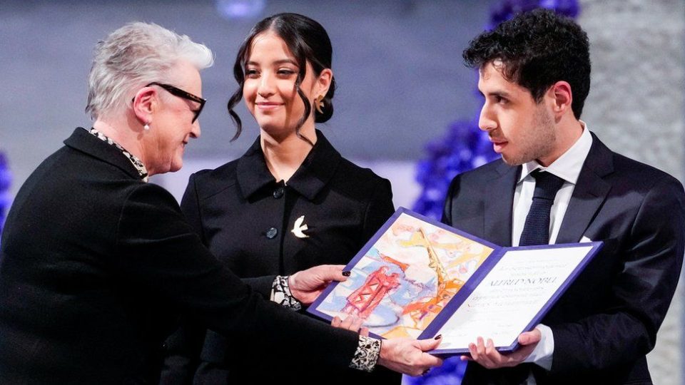 Децата на затворената иранска активистка ја примија Нобеловата награда за мир во нејзино име