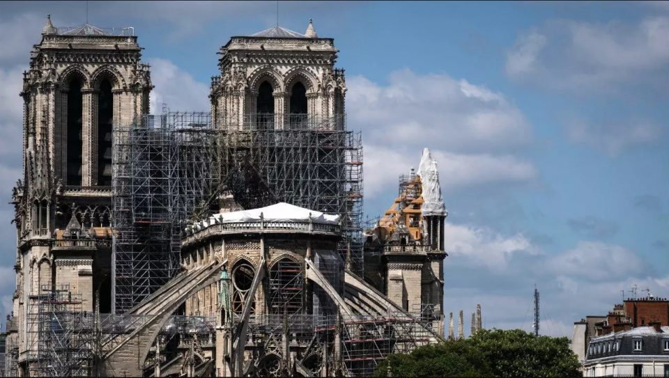 Макрон ќе го покани папата Франциск на повторното отворање на катедралата Нотр Дам