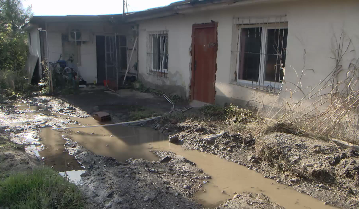 Од поплави до суша: Поправката на пукнатата водоводна цевка предизвика дополнителна штета во дом во Центар
