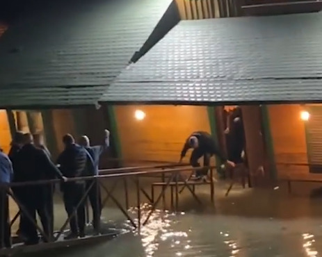 (ВИДЕО) Сплав во Смедерево до половина потонал во текот на ноќта, бил полн со гости