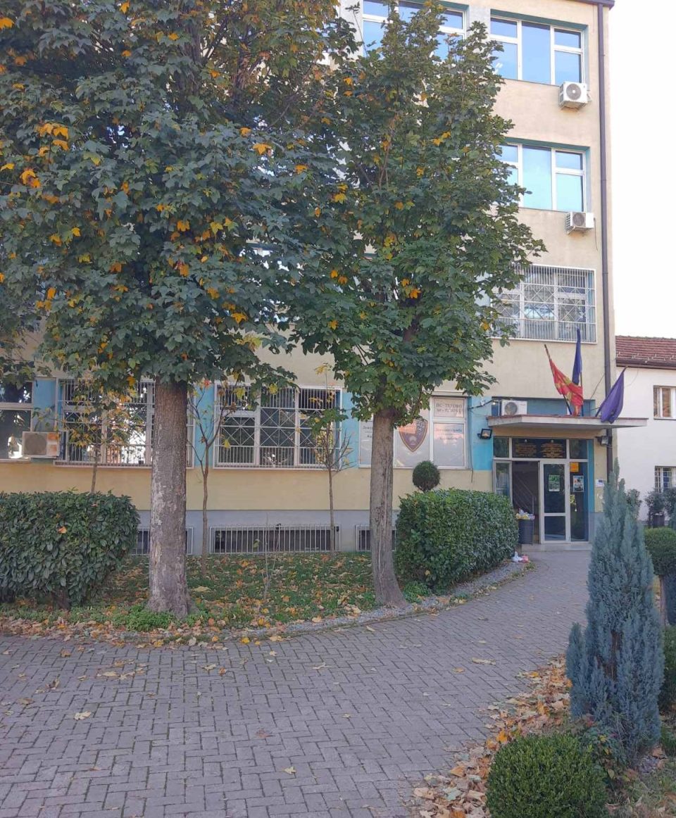 Пиштол пронајден во кругот на основно училиште во Тетово