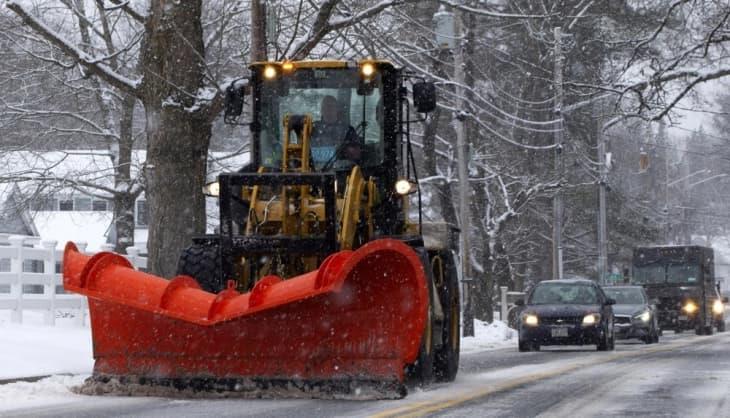 Обилни снежни врнежи во Велика Британија, без струја 2.500 потрошувачи, блокирани автопатите