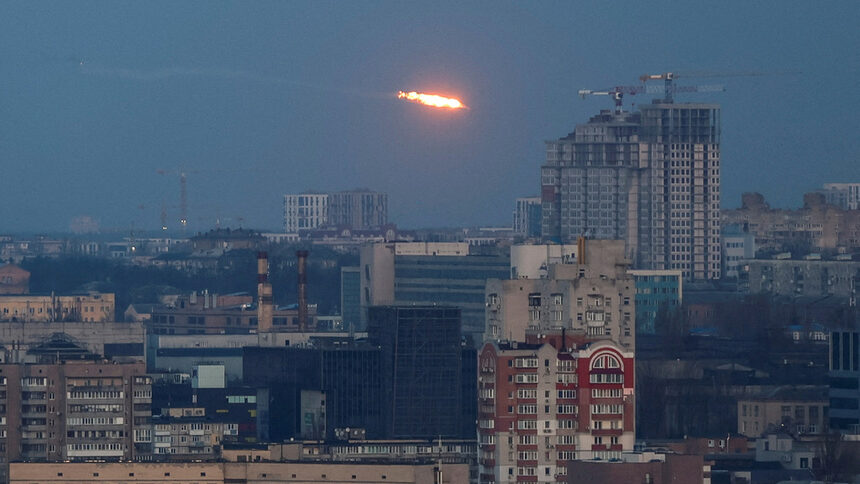 (ВИДЕО) Најмалку 18 загинати и 130 повредени: Русија изврши напад врз украински градови со проектили и беспилотни летала