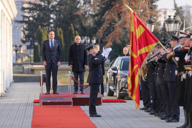 (ВИДЕО) Премиерот на Ирска пречекан со највисоки државни почести